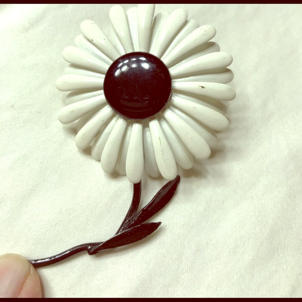 Brooch. Black and white daisy